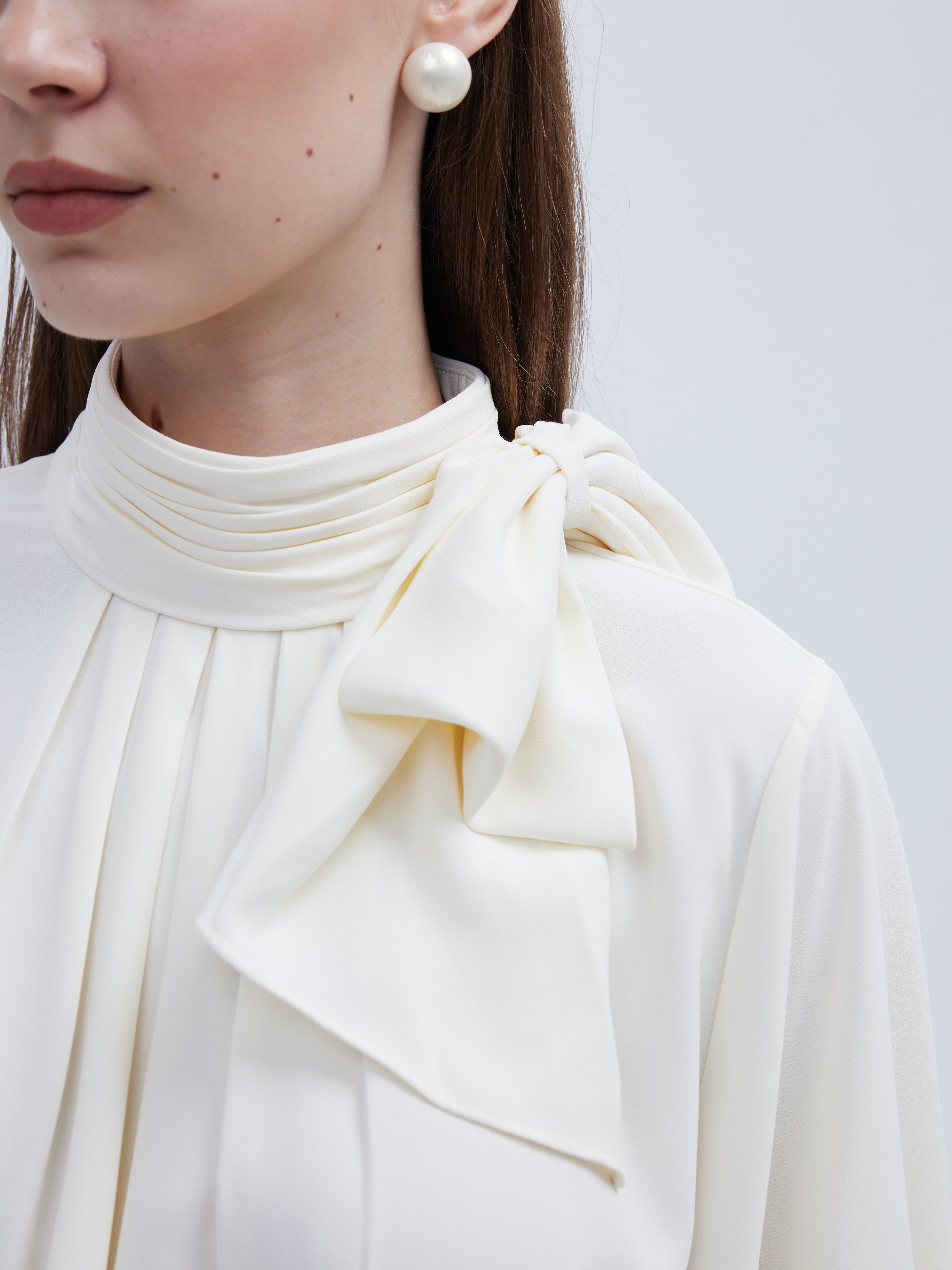 CREAM BOW NECK ACETIC TOP